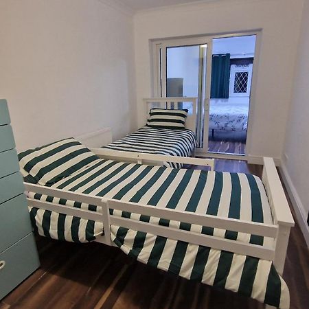 Comfort Sleep - Rooms With Shared Facilities Windsor Exterior foto