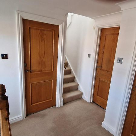 Comfort Sleep - Rooms With Shared Facilities Windsor Exterior foto
