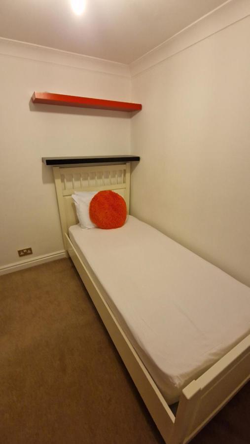Comfort Sleep - Rooms With Shared Facilities Windsor Exterior foto