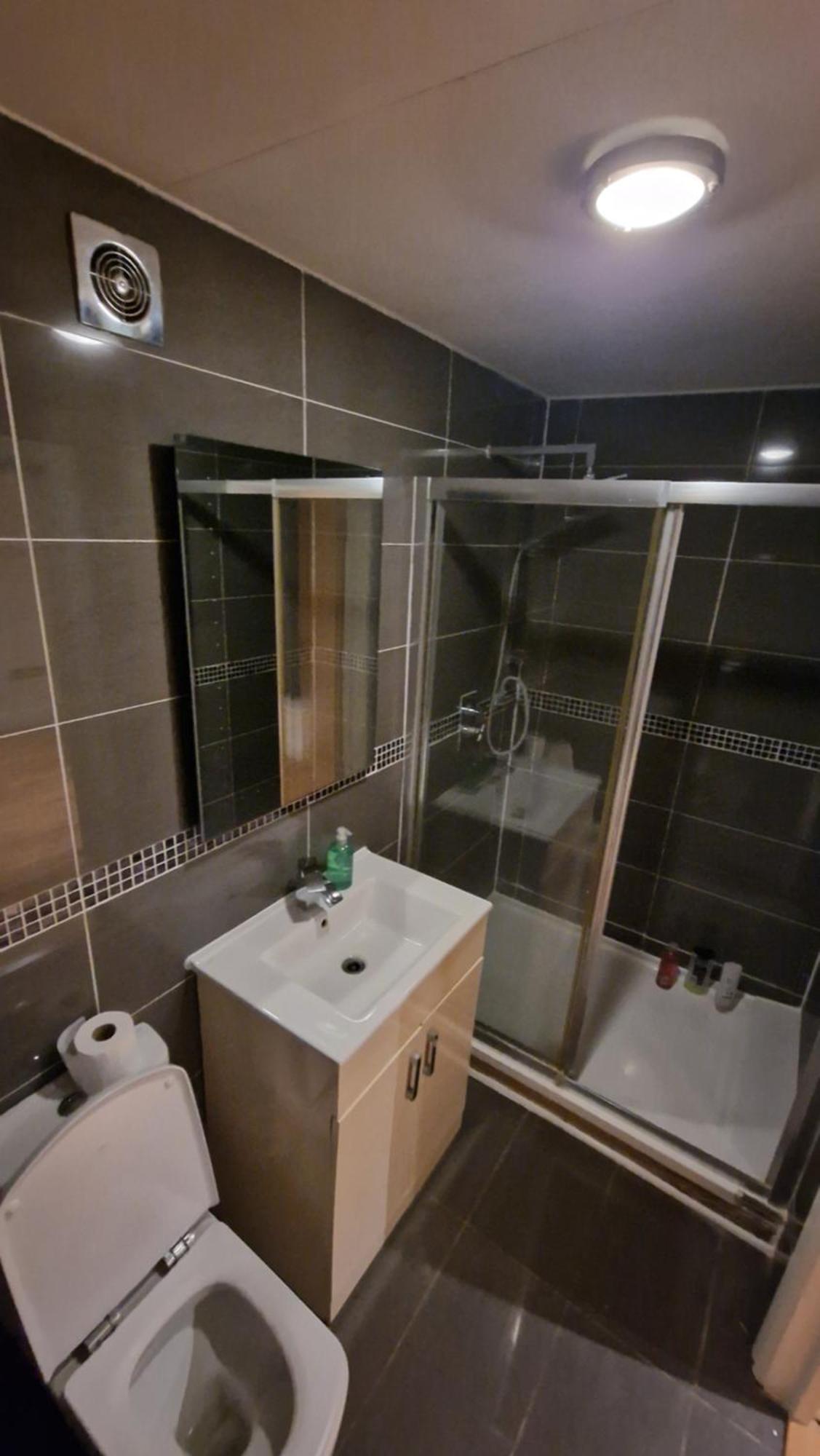 Comfort Sleep - Rooms With Shared Facilities Windsor Exterior foto
